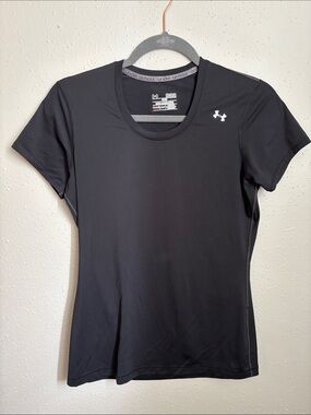 5/$25 🌞 Fitted under armour shirt